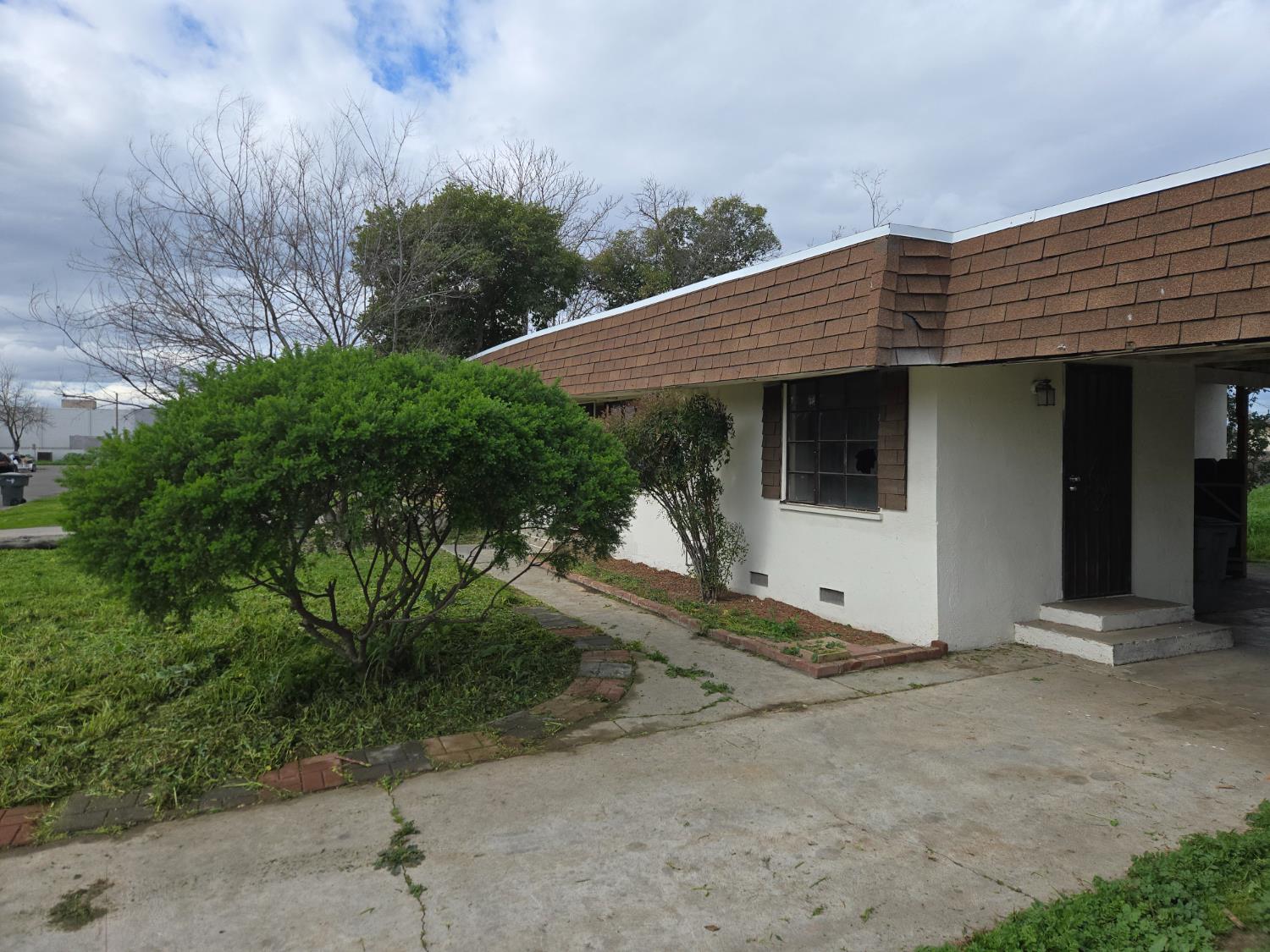 2003 E Buckingham Way, Fresno, CA 93726